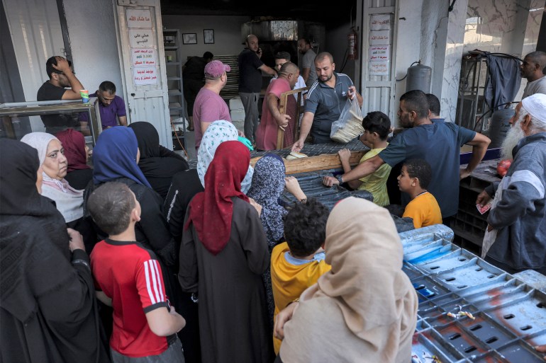 People queue for bread outside a bakery in Rafah in the southern Gaza Strip on October 20, 2023 amid ongoing battles between Israel and the Palestinian Hamas movement. (Photo by Mohammed ABED / AFP)