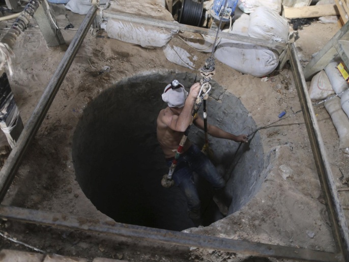 A Palestinian worker is lowered on a rope into a smuggling tunnel, that was flooded by Egyptian security forces, beneath the border between Egypt and southern Gaza Strip November 2, 2015. A network of Palestinian tunnels running under the frontier town of Rafah is now water-logged, destroyed by Cairo to sever what it says is a weapons smuggling route out of Gaza for Islamist insurgents in Egypt's Sinai desert. Picture taken November 2, 2015. To match PALESTINIANS-EGYPT/TUNNELS REUTERS/Mohammed Salem