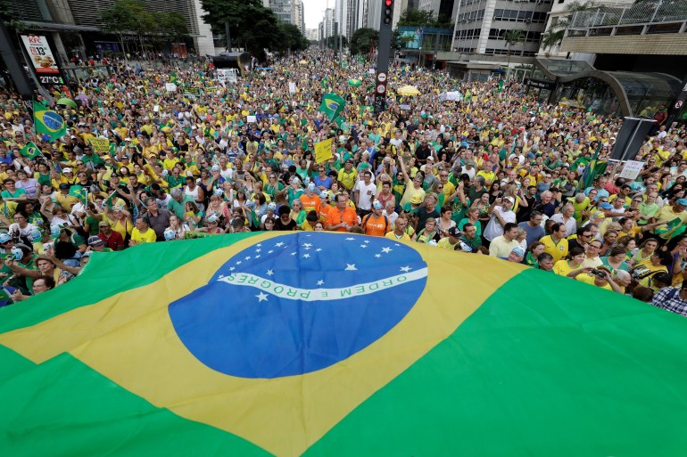 epaselect epa07491112 Thousands rally at the Paulista Avenue, in Sao Paulo, Brazil, 07 April 2019, to show support for Lava Jato (Operation Car Wash), the biggest anti-corruption operation in Brazil which revealed a giant network of diversion of funds of the state-owned oil company Petrobras. EPA-EFE/Sebastiao Moreira