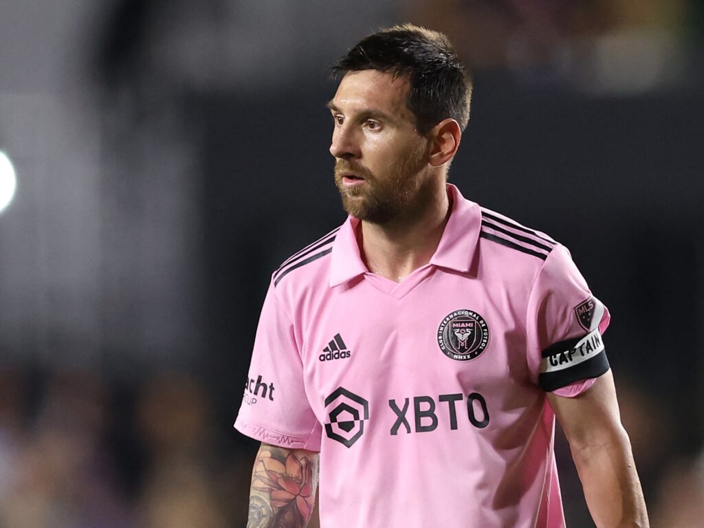 أغويرو يلمح لعودة ميسي إلى برشلونة