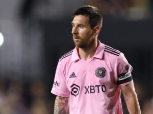 أغويرو يلمح لعودة ميسي إلى برشلونة