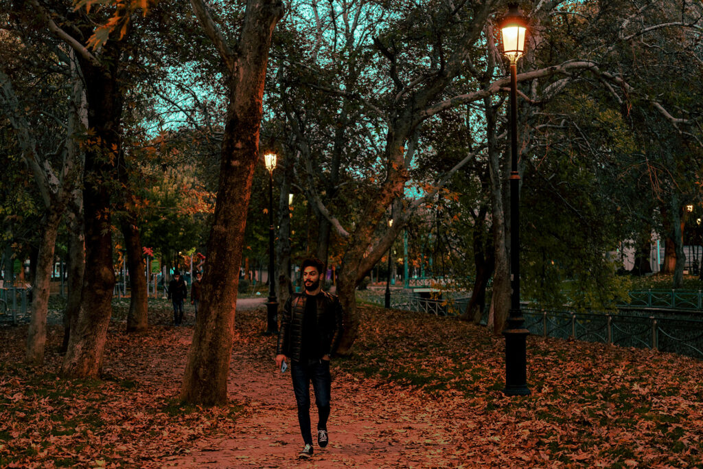 المشي ليلا.. وصفة سحرية لنوم هادئ