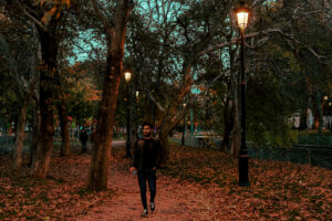 المشي ليلا.. وصفة سحرية لنوم هادئ