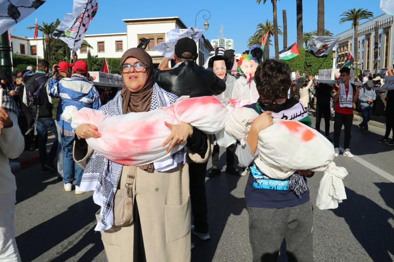 المغرب/ الرباط/ سناء القويطي/ سمية أم عبد الله مع ابنها ترسم وجع الأمهات الفلسطينيات المكلومات / مصدر الصور: سناء القويطي