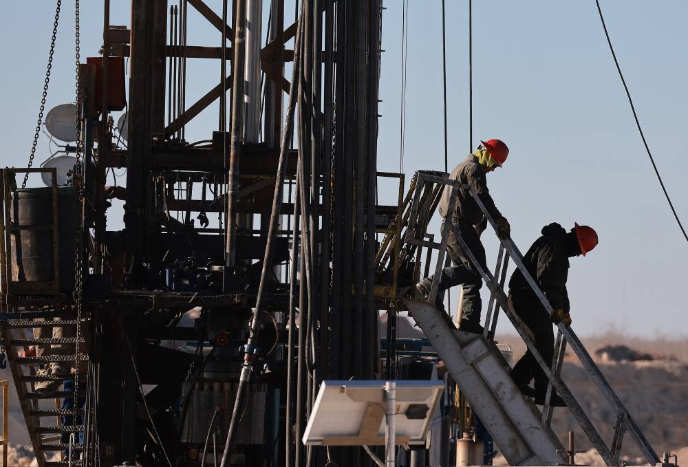 سوق النفط في وضع أفضل .. انتعاش المعنويات بعد تثبيت الفائدة وتقلص مخاوف الركود والتضخم