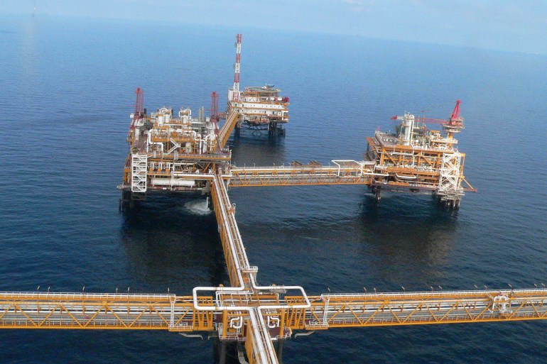 (GERMANY OUT) QatarGas offshore drilling rig in the Persian Gulf (Photo by Tuck/ullstein bild via Getty Images)