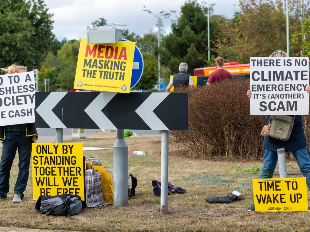 لماذا لا تزال الأخبار الكاذبة بشأن تغير المناخ فعالة إلى هذا الحد؟