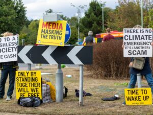 لماذا لا تزال الأخبار الكاذبة بشأن تغير المناخ فعالة إلى هذا الحد؟