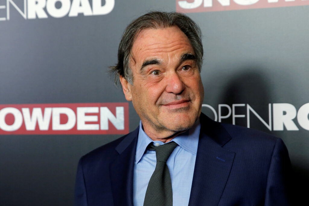 المخرج الأميركي أوليفر ستون: نتنياهو شخص “مريض ومجنون”