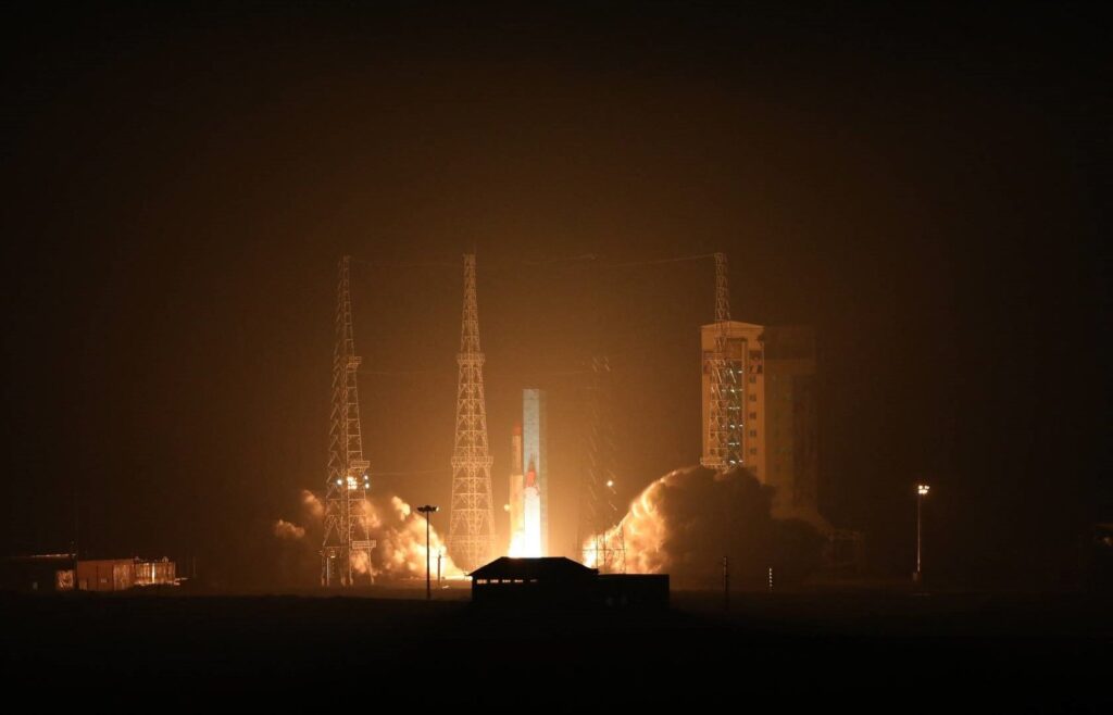 إيران تطلق ثلاثة أقمار صناعية معا