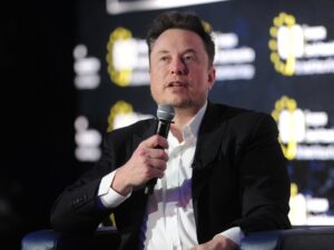 ماسك يعلن نجاح زرع أول شريحة دماغية في رأس إنسان