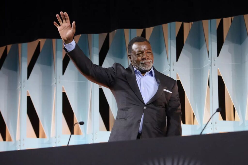 المشاهير ينعون كارل ويذرز الشهير بشخصية أبولو كريد في “روكي”