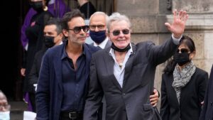 العثور على 72 قطعة سلاح ناري بمنزل الفنان آلان ديلون في إحدى ضواحي باريس