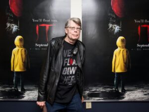 ستيفن كينغ يهاجم “وارنر براذرز” لتأخيرها عرض “أرض سالم”