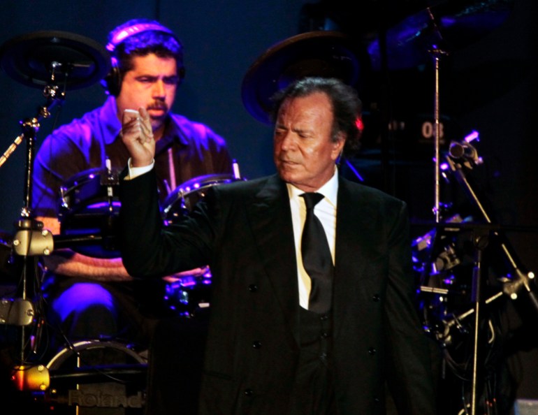Spanish singer Julio Iglesias performs during a concert at the Conmebol Convention Center in Luque, near Asuncion April 29, 2012. REUTERS/Jorge Adorno (PARAGUAY - Tags: ENTERTAINMENT)