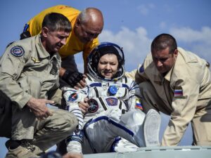 رائد فضاء روسي يكسر الرقم القياسي لأطول مدة مكث خارج الأرض