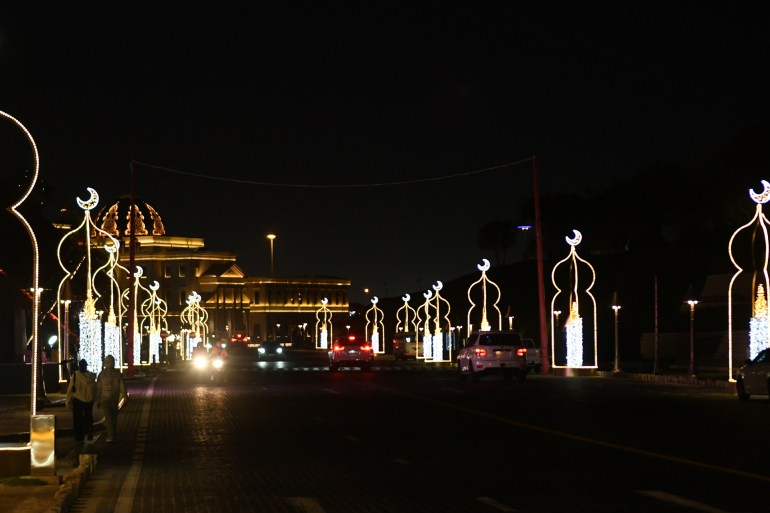 1- تجميل شوارع كتارا بالأنوار على أشكال الفوانيس الرمضانية الضخمة ( الجزيرة)