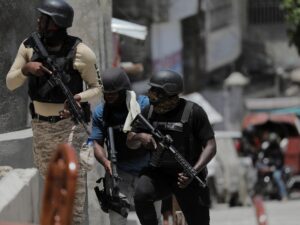 هجمات العصابات تتصاعد في هاييتي وسفارات غربية تجلي موظفيها