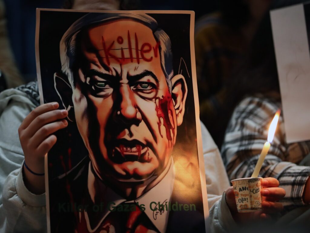 صحيفة كندية تصور نتنياهو “مصاص دماء” وتتعرض لاتهامات بمعاداة السامية