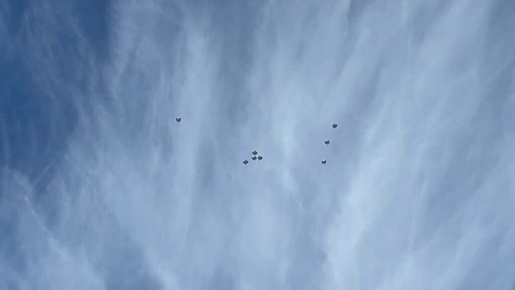 شاهد: عمليات إنزال جوي لمواد الإغاثة مستمرة فوق غزة.. “صوت جعجعة بلا طحين”