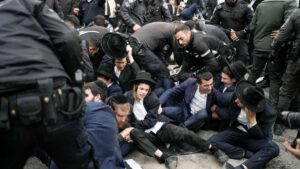 يهود متطرفون من الحريديم يرفضون إنهاء إعفائهم من الخدمة العسكرية في الجيش الإسرائيلي