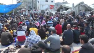 فيديو. فلسطينيون يؤدون صلاتهم على ركام المساجد المدمرة