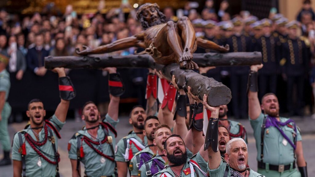 فيديو. شاهد: الاحتفال بخميس العهد بموكب “الفيلق الإسباني” في ملقة