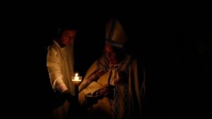 شاهد: البابا فرنسيس يترأس القدّاس وينير شمعة الفصح بكاتدرائية القديس بطرس في الفاتيكان