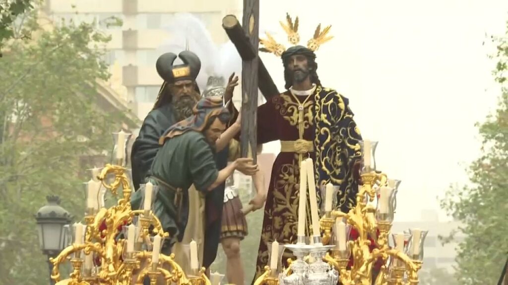 فيديو. رغم المطر والجو العاصف.. مواكب دينية في إشبيلية تحتفل بأحد الشعانين