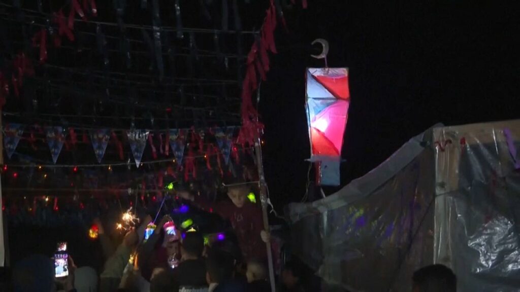 فيديو. في استراحة لالتقاط الأنفاس.. فلسطينيون يعلقون زينة رمضان على خيام النزوح