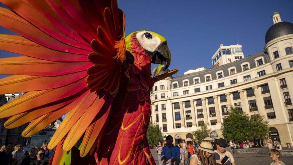 بعد أن اجتاحت أوروبا وأودت بحياة 5 أشخاص.. ما يجب أن نعرفه عن “حمى الببغاء”