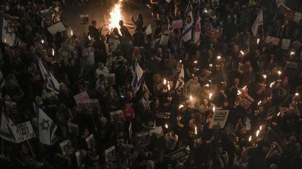 فيديو. “أنت العائق أمام الصفقة”.. آلاف المتظاهرين في تل أبيب يطالبون بإسقاط نتنياهو والشرطة تتدخل