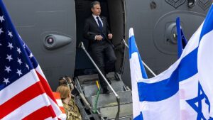 فيديو. شاهد: بلينكن يتحدث إلى أهالي الرهائن الإسرائليين الذين أمام فندق في تل أبيب