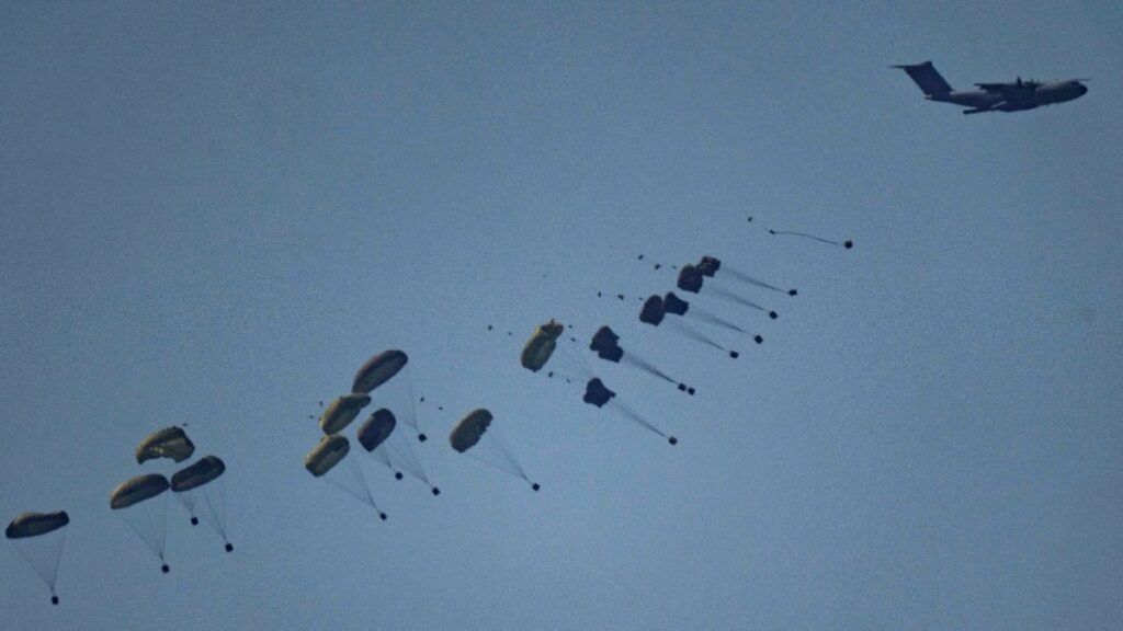 شاهد: طرود إغاثة في غزة تسقط كالقنابل.. قتيلان ومصابون في عملية إنزال جوي