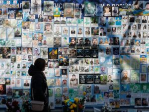 قصف روسي لكييف وبوتين يتعهد بـ”النصر” وزيلينسكي يتعجل “العون الأميركي”