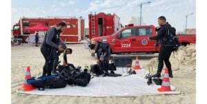 «الإطفاء والإنقاذ البحري» تقيم معسكراً تدريبياً للغواصين في مدينة صباح الأحمد البحرية