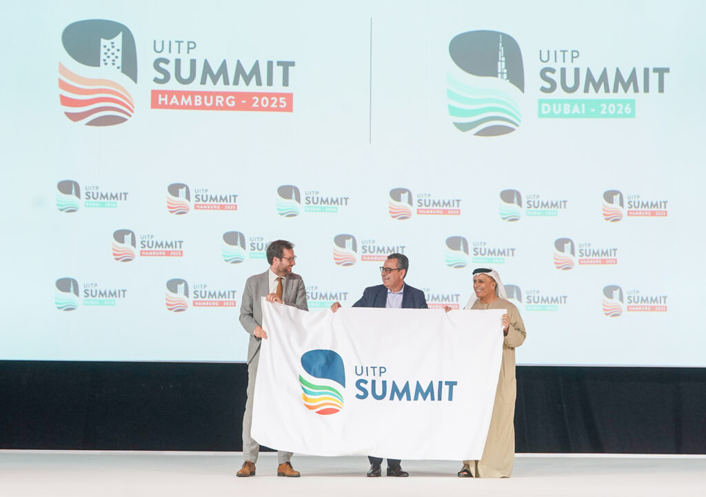 تسليم علم قمتي المواصلات 2025 لهامبورج و2026 لدبي