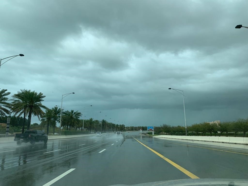 فيديو .. شرطة أبوظبي تدعو السائقين بالالتزام بالقيادة الآمنة وتدابير السلامة