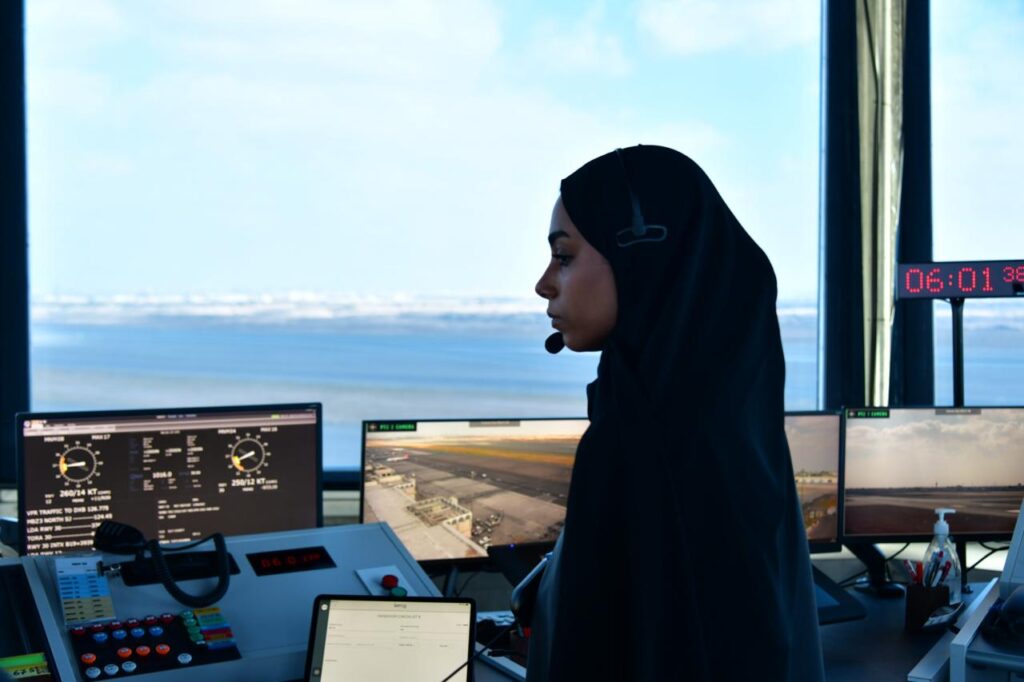 (الطيران المدني) بالشارقة تحتفي بأول إماراتية ضابط مراقبة الحركة الجوية بالإمارة