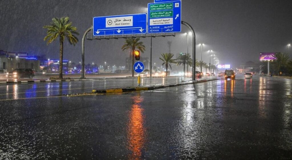 بالصور.. الأمطار تخزين شوارع منطقة حائل