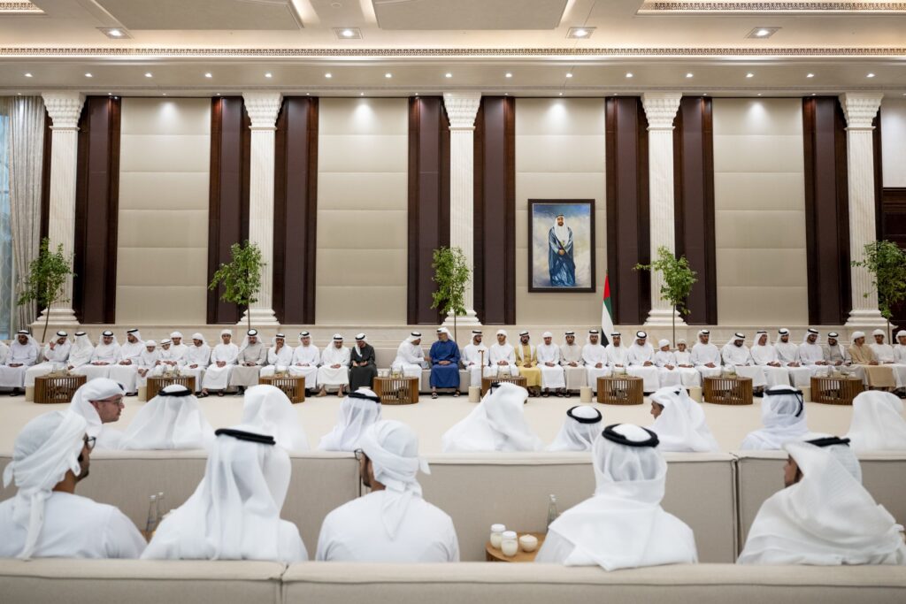 ولي عهد أبوظبي يستقبل المهنئين بشهر رمضان المبارك