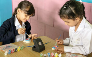 «استوديو الصناع» في شرطة دبي يحتفي بيوم الأم مع أطفال روضة حماية