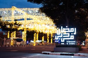 شارع جميرا يكتسي بزينات وإضاءات مميزة احتفالاً بالشهر الفضيل