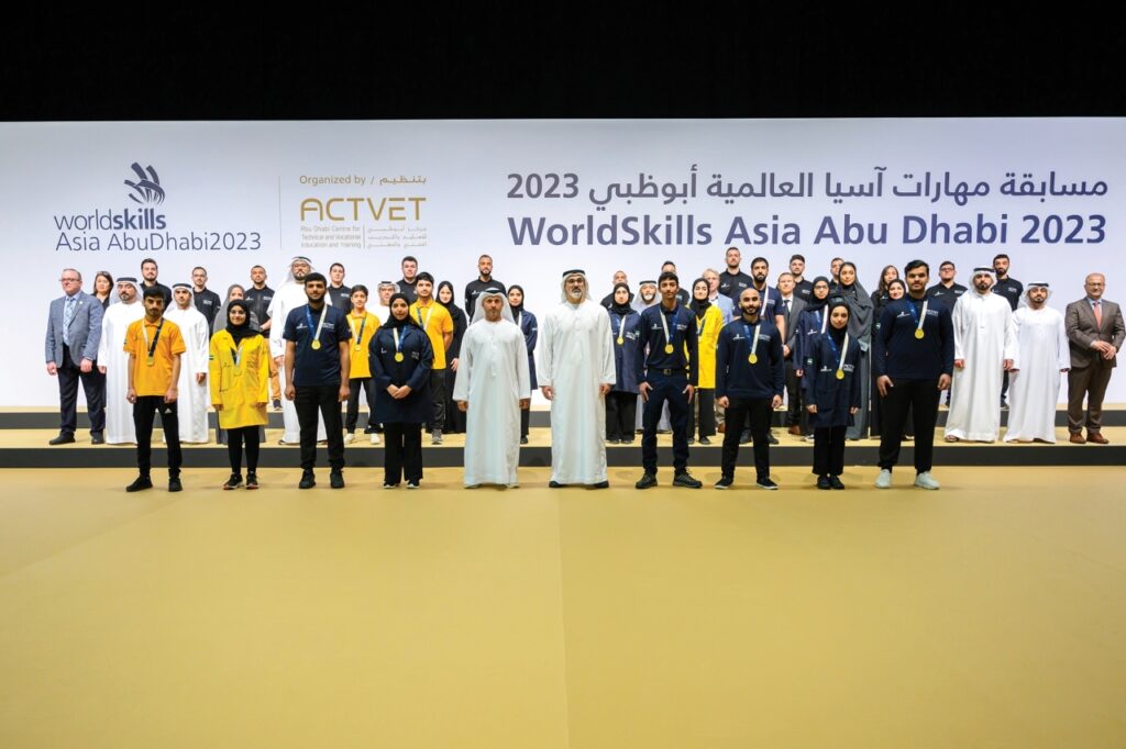 خالد بن محمد يشدد على أهمية مواصلة صقل مهارات المواهب والكفاءات المواطنة