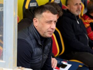 شاهد.. إقالة مدرب بالدوري الإيطالي بعد نطحه لاعبا