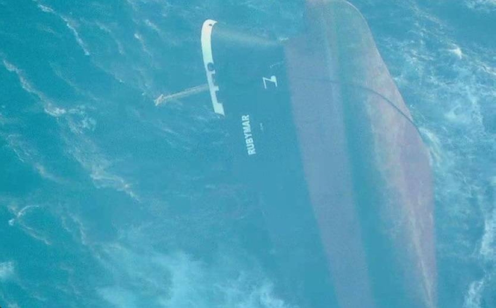 أمريكا تحذر من مخاطر سفينة «روبيمار» على البيئة والسفن التجارية