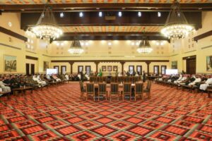 أمير عسير يُنهي قضايا وخلافات بين مواطنين.. ويقلّد رتبتين