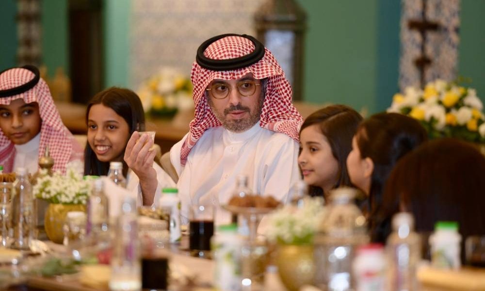 محافظ جدة يُشارك أبناء شهداء الواجب حفل الإفطار