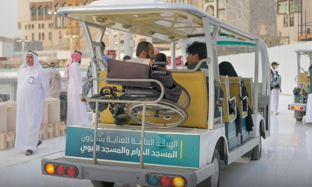 عربات قولف لطواف كبار السن وذوي الإعاقة في سطح المسجد الحرام