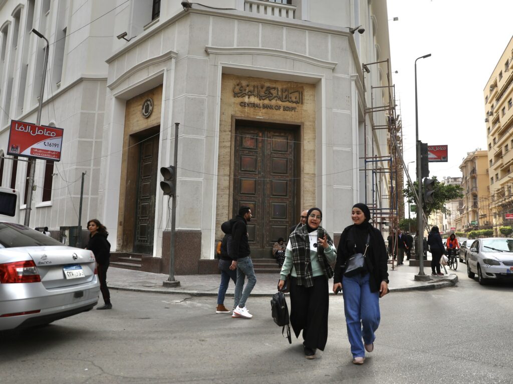 بعد خفض الجنيه المصري.. متى تنتهي السوق السوداء؟